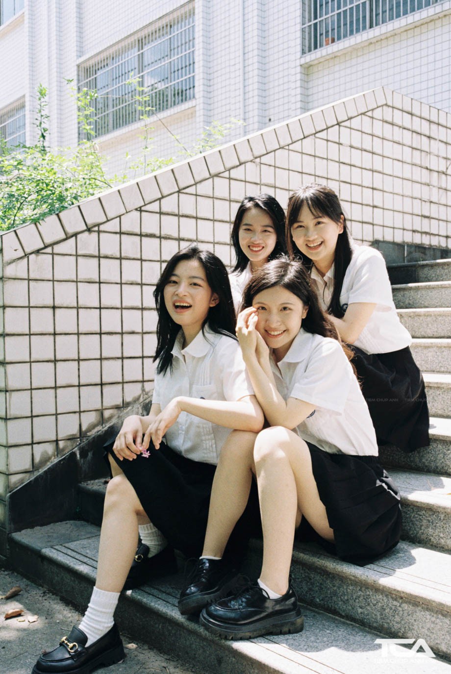 Chụp ảnh nhóm bạn bằng máy ảnh thuê – bí quyết không bị “dính người”