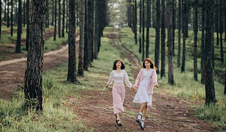 Cách tạo dáng chụp ảnh trong rừng thông đẹp và tự nhiên – Trần Huy Camera