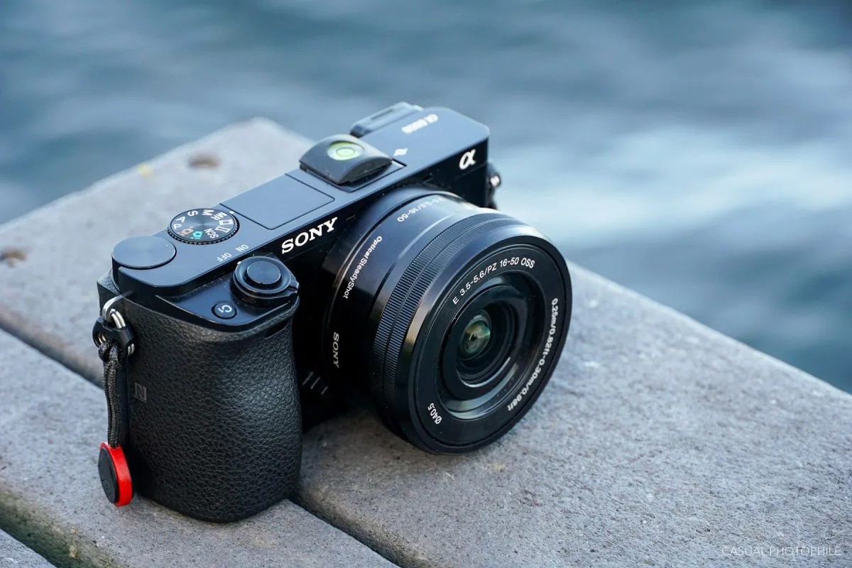 Review Sony A6000 – chiếc máy ảnh quốc dân cho người mới | Trần Huy Camera