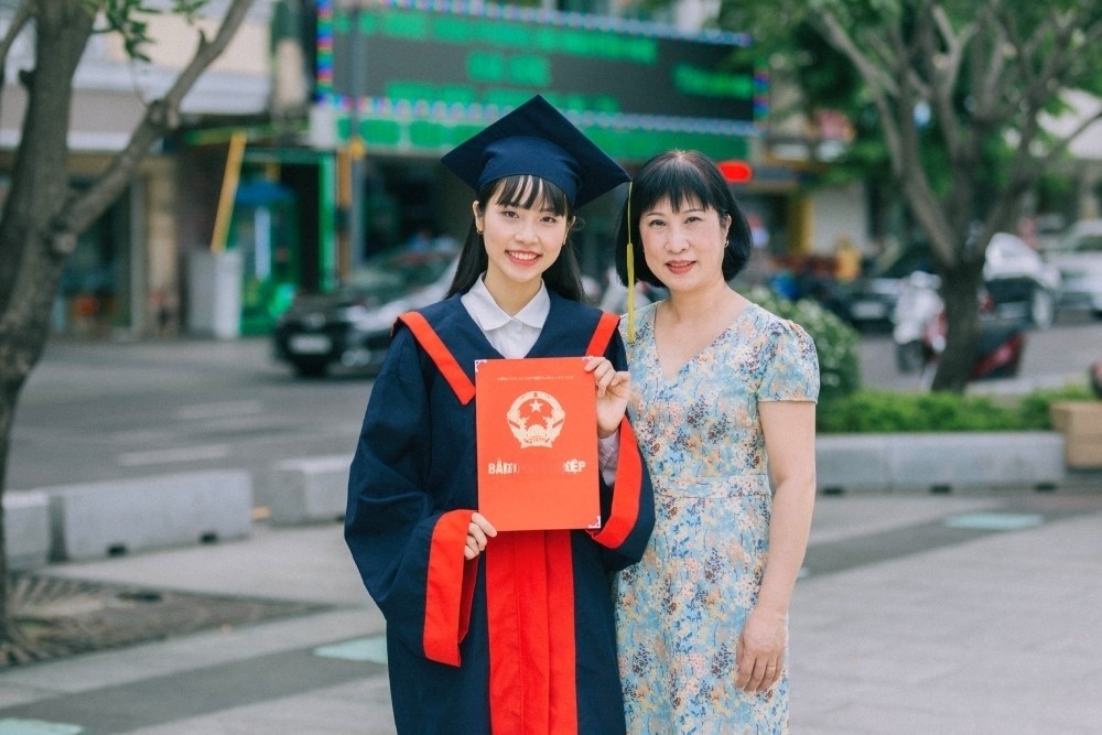 Cách tạo dáng và chụp ảnh kỷ yếu bằng máy ảnh thuê